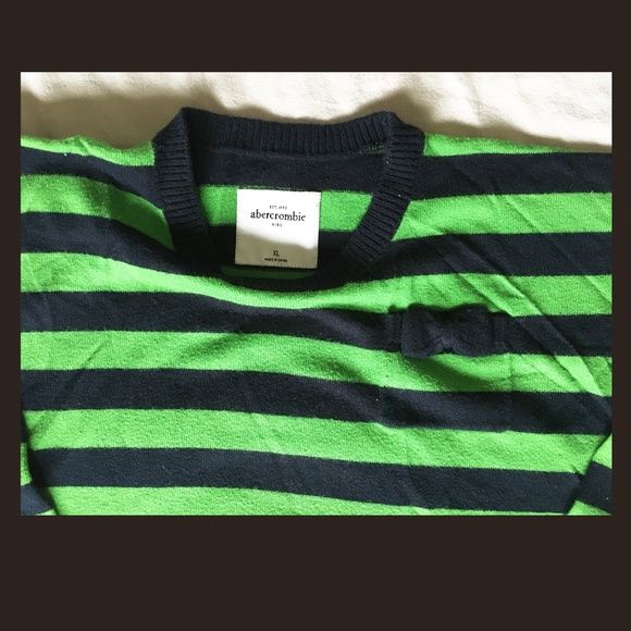 Abercrombie kids sweater with a bow on a little pocket. - Picture 2 of 2